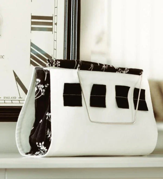 Cartera con Manillas Metálicas